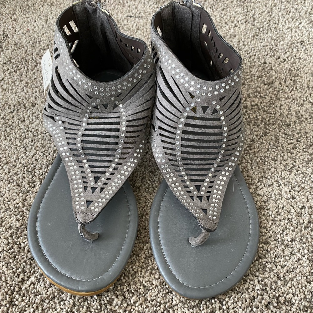 Women’s sandals. Size 8
